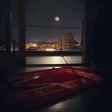 سـبحـان الحي الذی لا