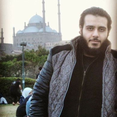 الصحفي علي منصور