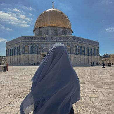 مع طالبة Profile Picture