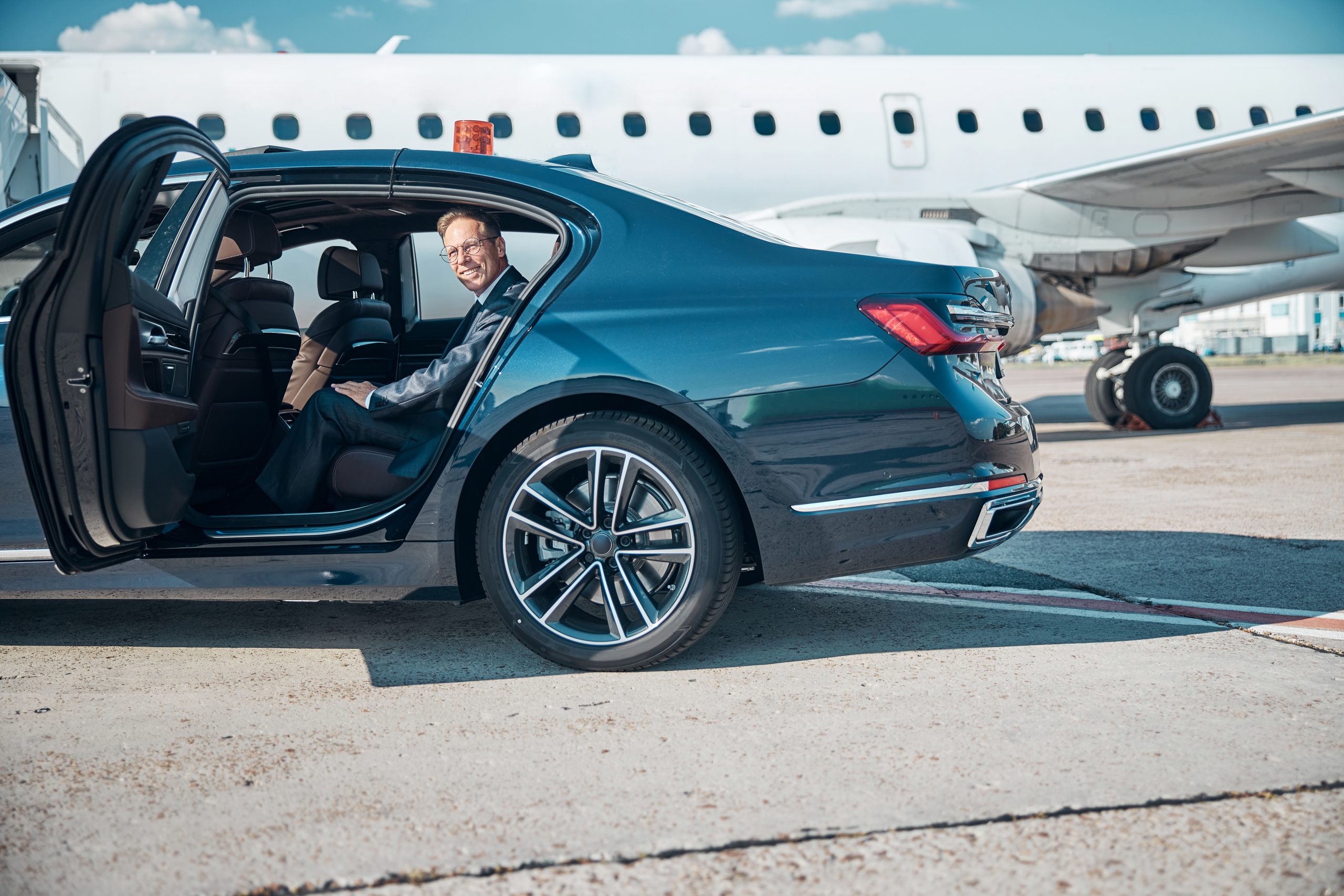 Airport Transfers and chauffeur services | Realible & Luxury Rides